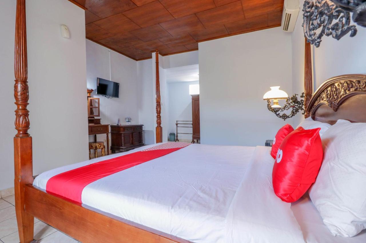 Oyo 1930 Ananda Beach Hotel Санур Экстерьер фото