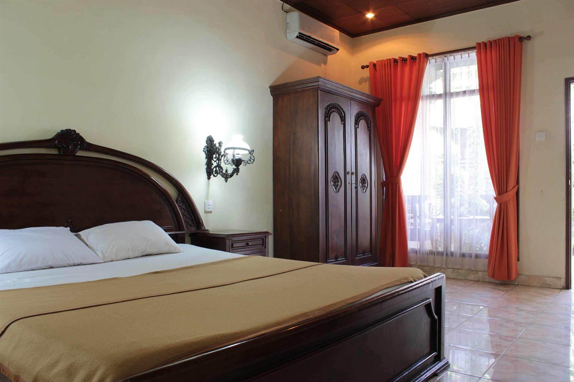 Oyo 1930 Ananda Beach Hotel Санур Экстерьер фото