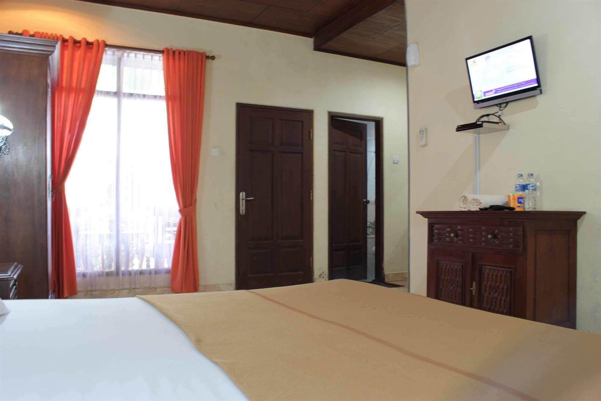 Oyo 1930 Ananda Beach Hotel Санур Экстерьер фото